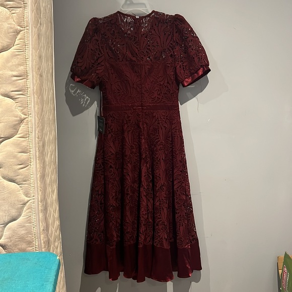Lulus oxblood midi lace dress. US 6. - Picture 4 of 8